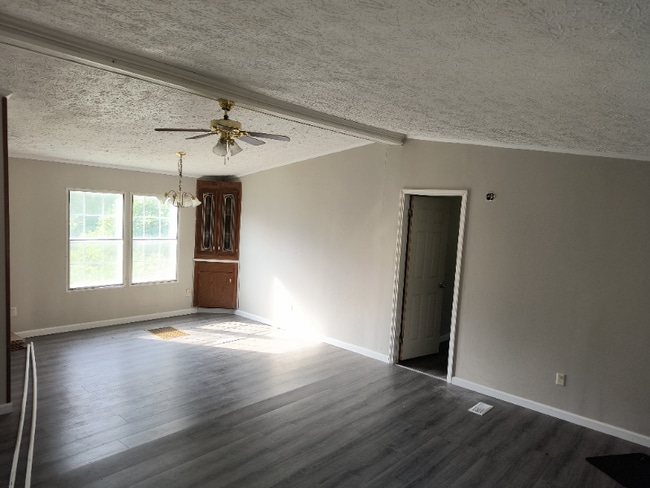 1067 Poston Ln