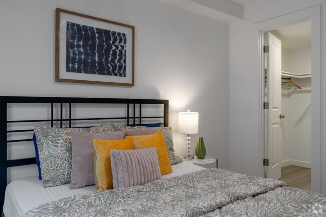 1BR, 1BA - 656SF - Bedroom
