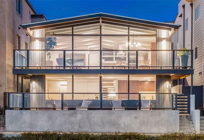 Building Photo - 816 The Strand