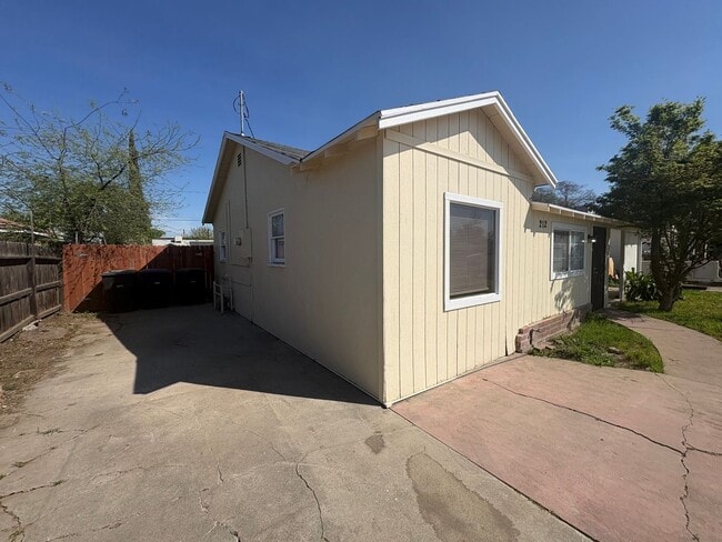 Photo - 3 Bedroom 1 Bath S Visalia available now