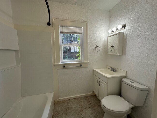 Photo - 2421 Isabella St