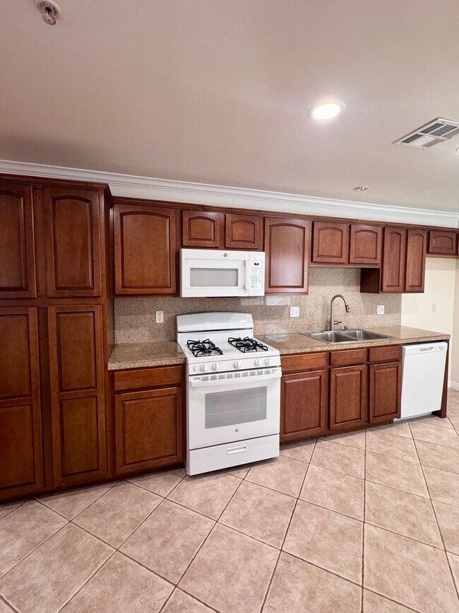 Photo - Spacious 3 bedroom condo in Van Nuys Unidad 301