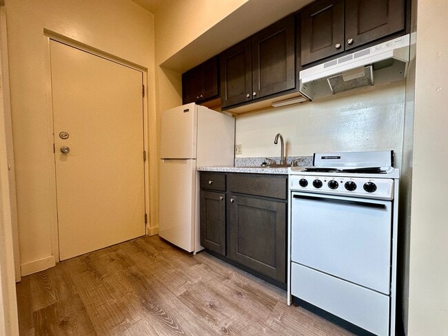 Building Photo - Affordable Studio on Meyran Avenue! Great ... Unit 3D