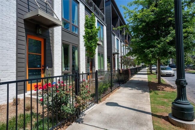 Photo - 452 Latta St NE