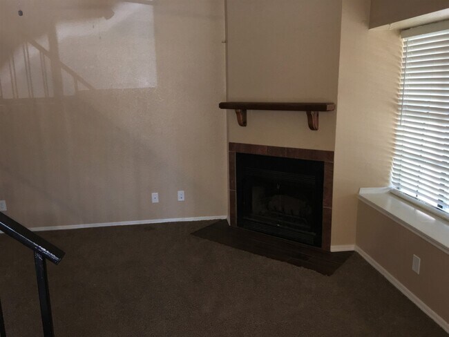 Photo - **MOVE-IN SPECIAL 50% OFF MOVE-IN MONTH!!!!** **BEAUTIFUL 3br/2ba TOWNHOME (ELLIOTT & ARIZONA AVE)**