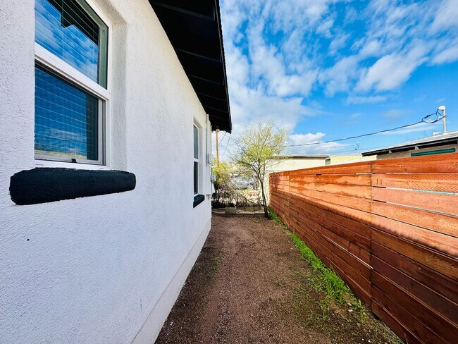 1142 E 9th St Unit 9th1142-2