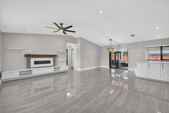 Photo - 825 SE Starflower Ave
