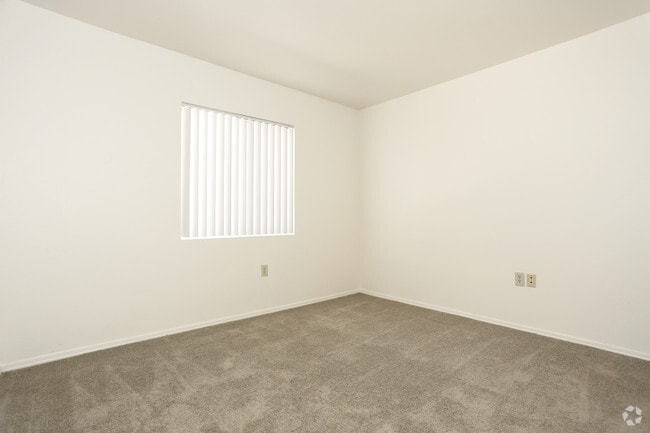 2BR, 2BA - 838 SF
