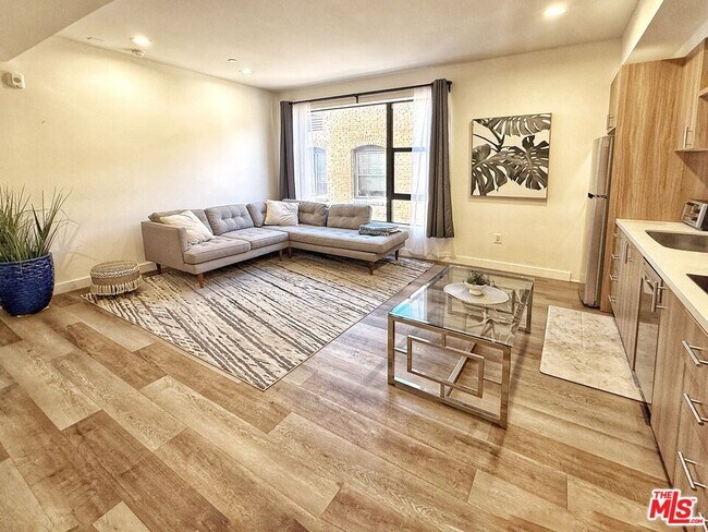 Photo - 723 S St Andrews Pl Unit 312