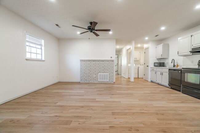 2001 Cypress Pl