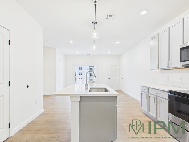 2 Bed / 2 Bath 1136 Sq Ft - Kitchen