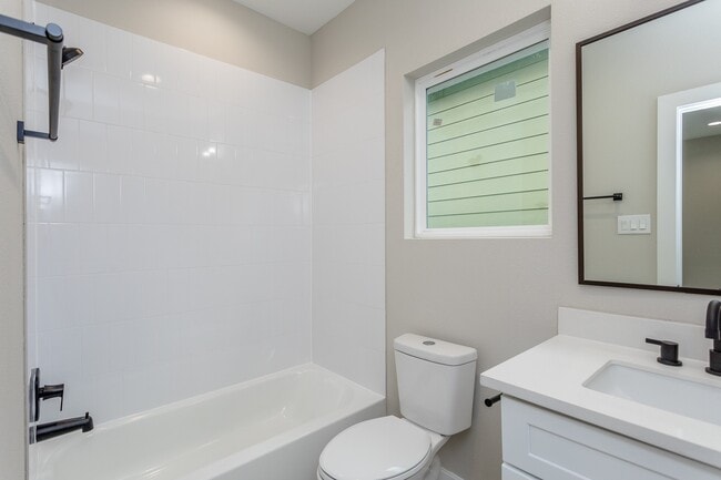 Photo - 1439 W 25th St