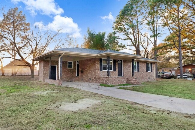 Photo - MOVE-IN READY! 3 BR, 1 BA Brick Ranch *EXCELLENT Wayne Mem. Drive Location!*