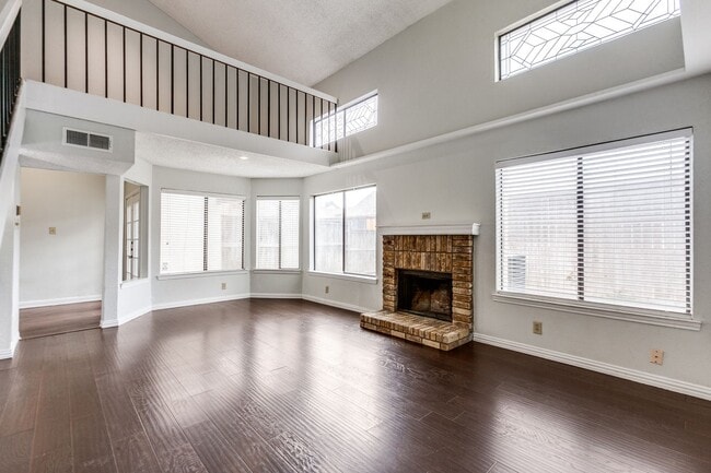 Spacious Backyard & Balcony • 2 Bedroom To... - Spacious Backyard & Balcony • 2 Bedroom To... Townhome