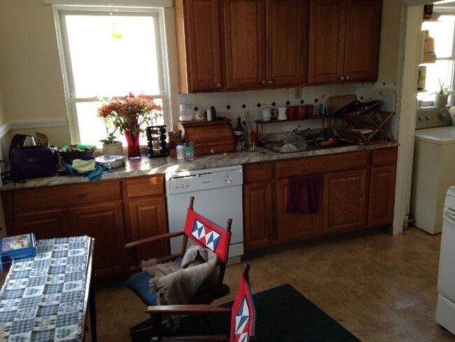 Building Photo - 62 Brock St Unit 2