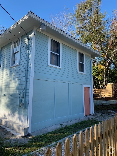 Building Photo - Adorable studio above garage! $1,150/month Unit B Rental