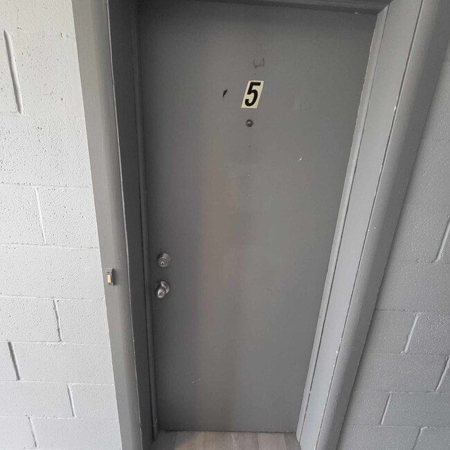 Building Photo - 427 High St Unit 5