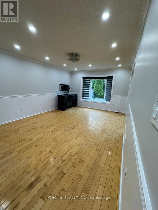 Photo - 72 Rowland St