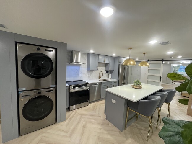 Full size kitchen appliances - 656 E 50th Pl Unit Garden Apartment