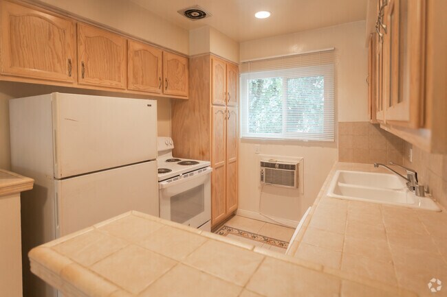 2HAB, 2BA - Cocina - 12036 Goshen Ave.