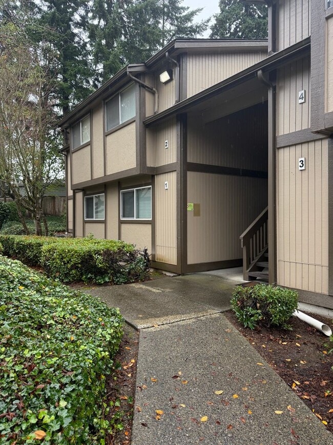 Building Photo - 3 Bedroom 2 Bath Lower Unit Walkout Patio Lynnwood $2100 per month
