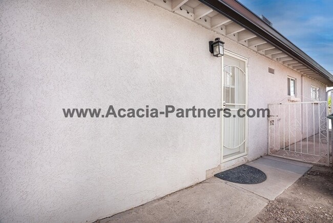 One Bedroom with fenced yard - One Bedroom with fenced yard House