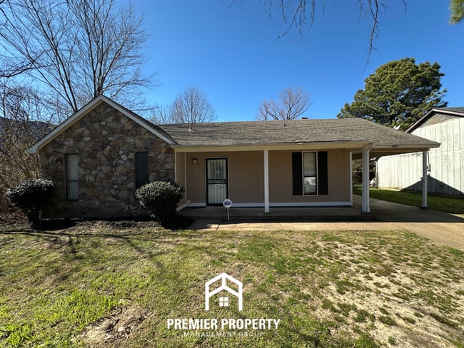 Building Photo - Charming 3BR/2BA Memphis Home w/ Vaulted Ceilings, Fireplace & Fenced Backyard