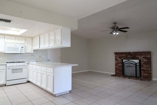 Photo - 528 S Sorrel St