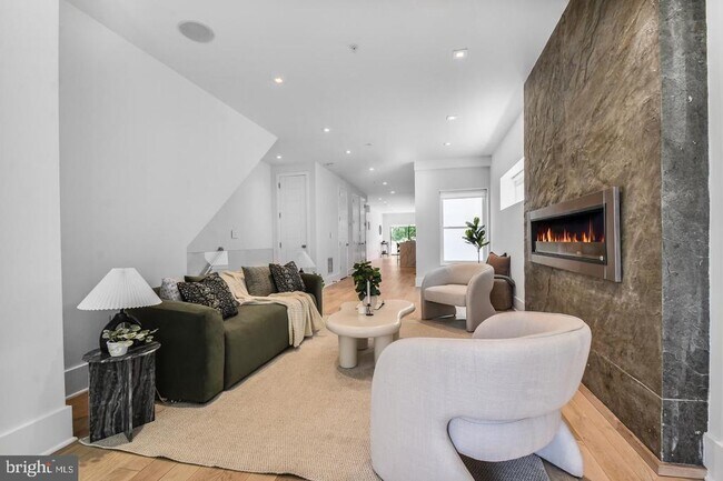 Photo - 2515 Ontario Rd NW Unit 1