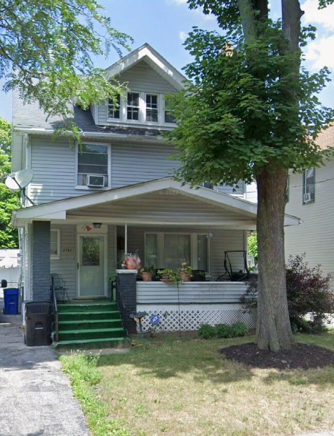 Building Photo - Section 8 Accepted! Spacious Newly Renovat... Rental