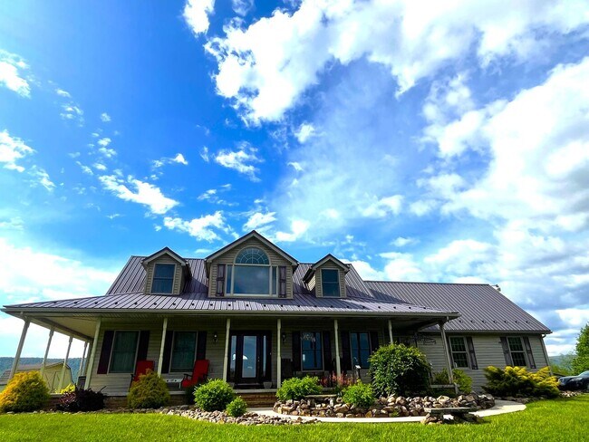 Spacious 4BR/3.5BA Single Family Home on 2... - Spacious 4BR/3.5BA Single Family Home on 2...