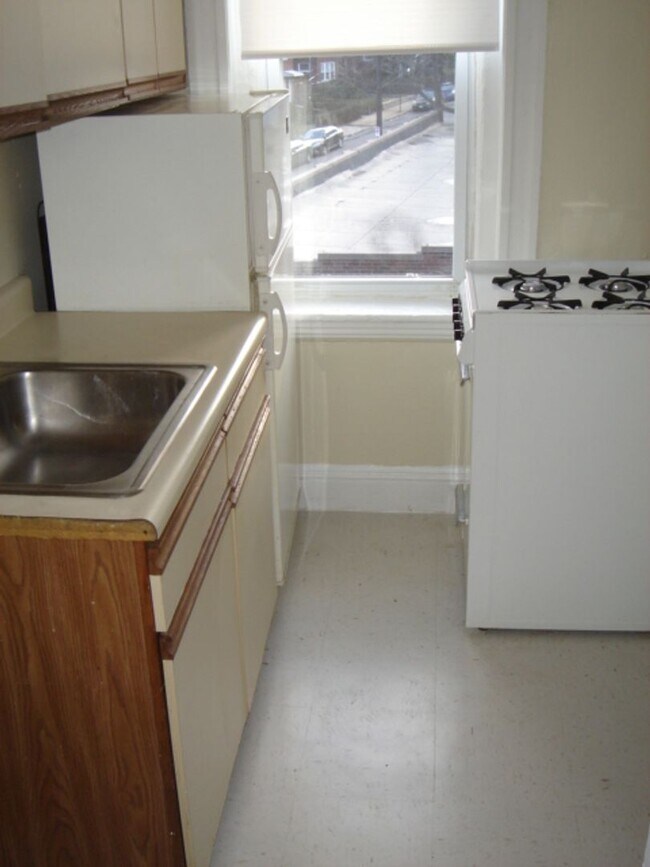 Photo - Renovated May 1 Studio NO FEE Heat HW inc Students ok  Seconds to Green line