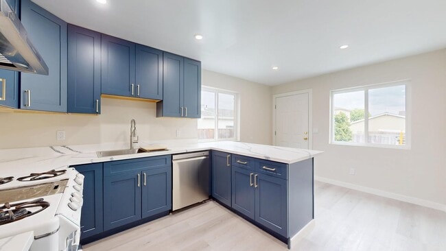 Photo - 976 Masson Ave