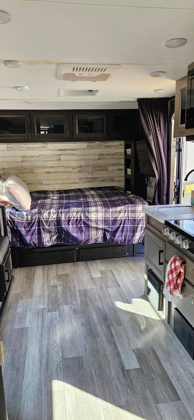 Photo - 206 New Iris Ln