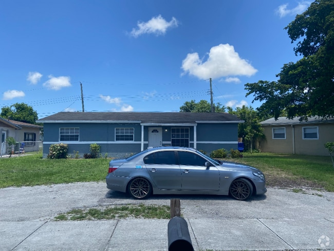 Building Photo - 2460 NW 30th Way Rental