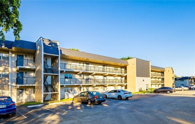 Building Photo - 7911 N Colony Cir Unit 305