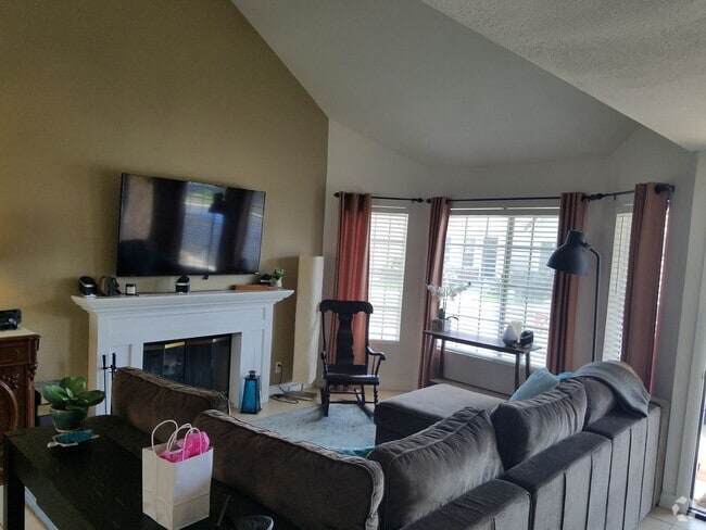 Building Photo - 4 bedrooms Rental