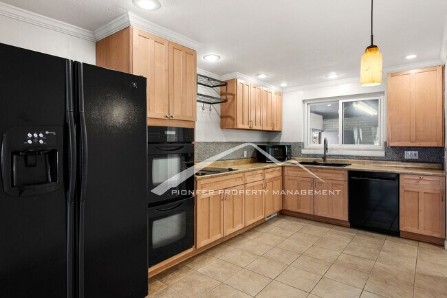 Photo - Beautiful Home with Washer/Dryer and Fenced Yard