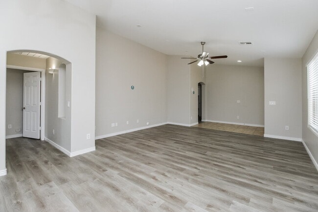 Photo - 475 W Holstein Trail