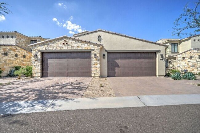 Luxury 3 Bed 3.5 Bath Townhome Walking Distance to Fashion Square Mall!