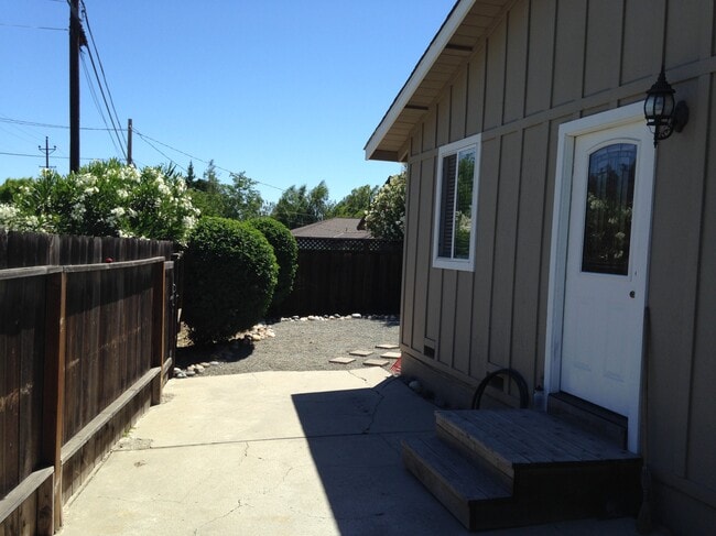 Building Photo - 15570 Gardenia Way Unit Cottage