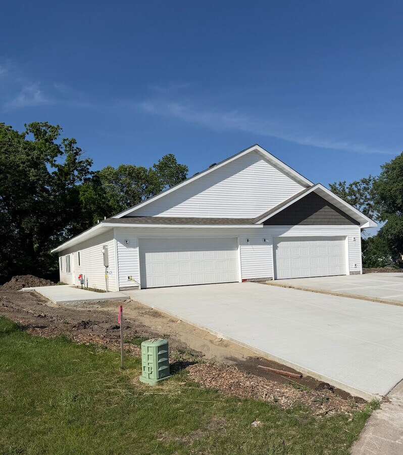Photo - 306-312 Francis Cir