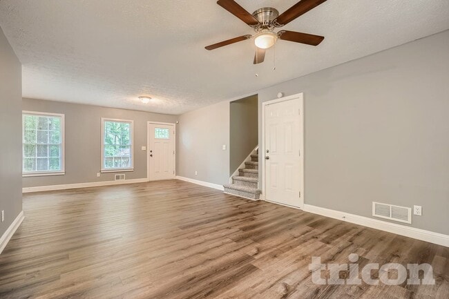 Photo - 847 Raintree Way SE