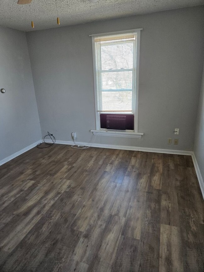 Building Photo - 504 Elm St Unit 04