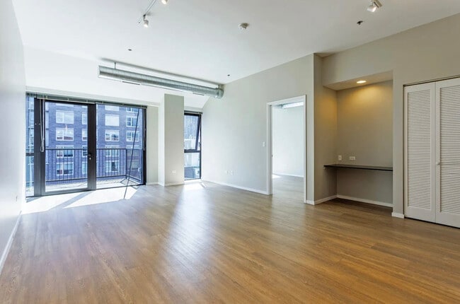 Photo - 211 W Scott St