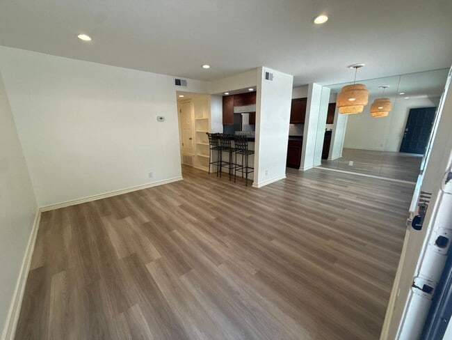 Building Photo - Gorgeous Condo nestled right on Lady Bird Lake!