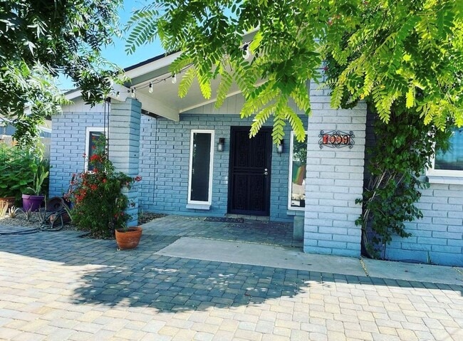 Building Photo - Charming Updated 3 Bed/2 Bath in Great Tem... Rental
