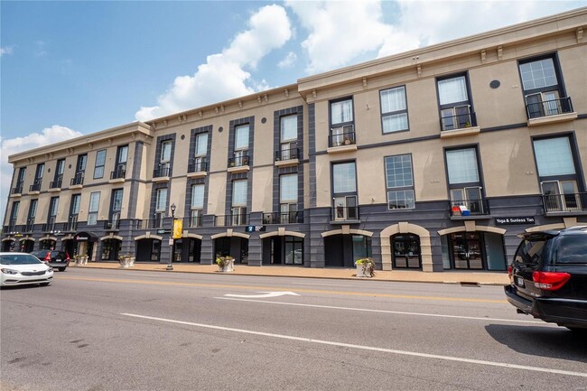 Building front - 200 S Kirkwood Rd Condo Unit 325