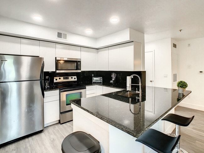 Toaster, Blender, Coffee Maker - 7200 Westpointe Blvd Unit 1511