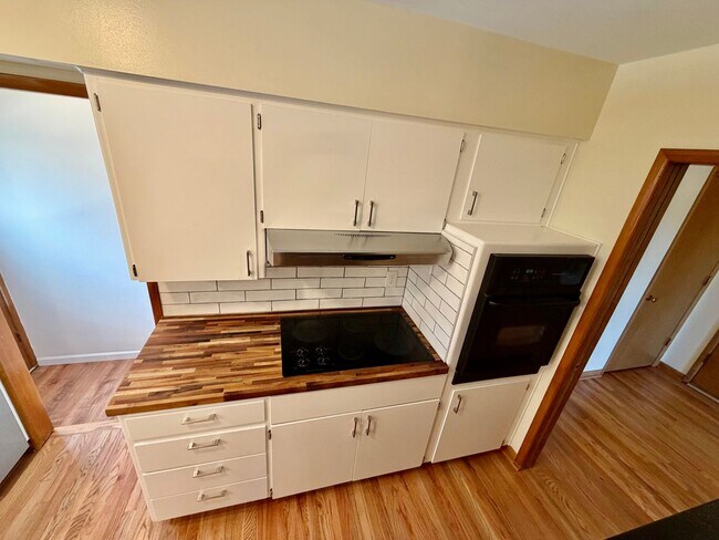 Photo - Spacious, Remodeled 5bd/3bath Cherry Park Home with Large Fenced Garden and Finished Basement